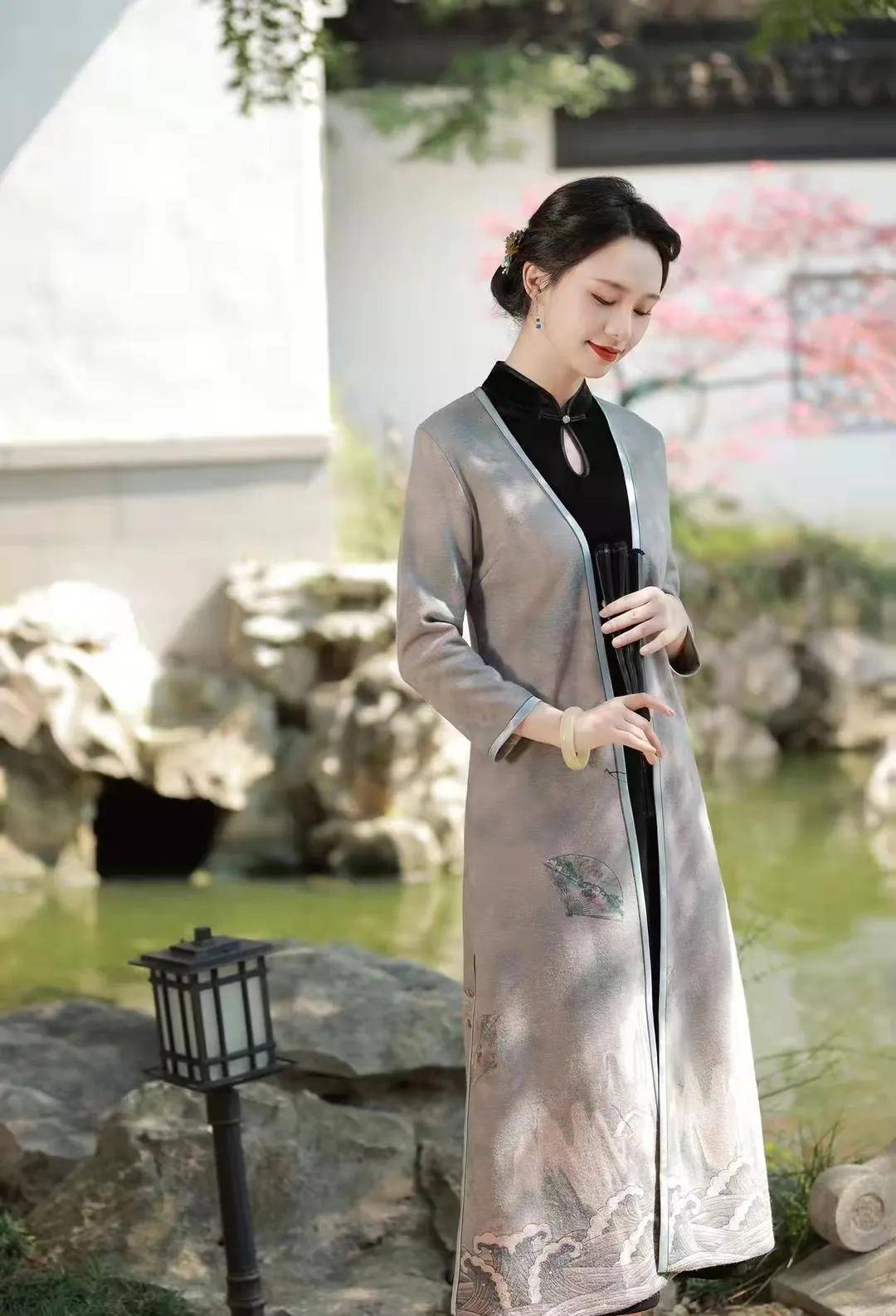 静婉 女人过了40岁,穿衣要显气质,今秋学会这样穿旗袍,优雅又高级!