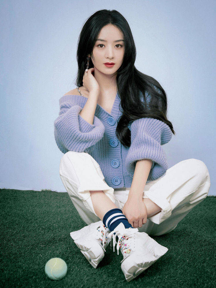 时尚女孩 简单的白衬衫在搭配了吊带外裙之后就变得层次感十足