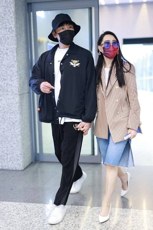 西装 52岁伊能静和42岁秦昊走机场,两人各穿各的,这造型看起来真不搭