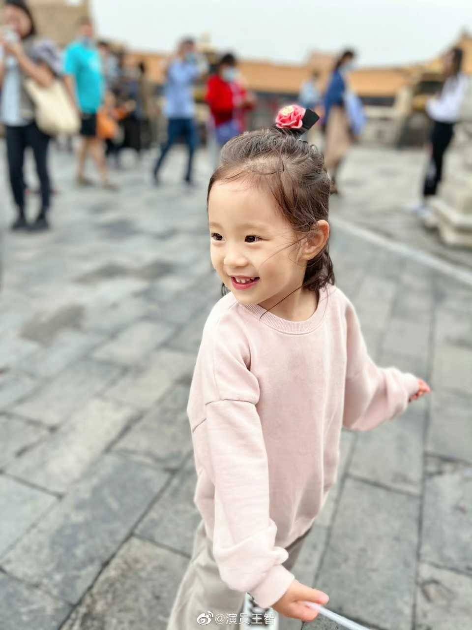 王智罕晒女儿正脸，3岁小米尖脸大眼颜值高，母女出游不见老公_搜狐网, image size:960x1280