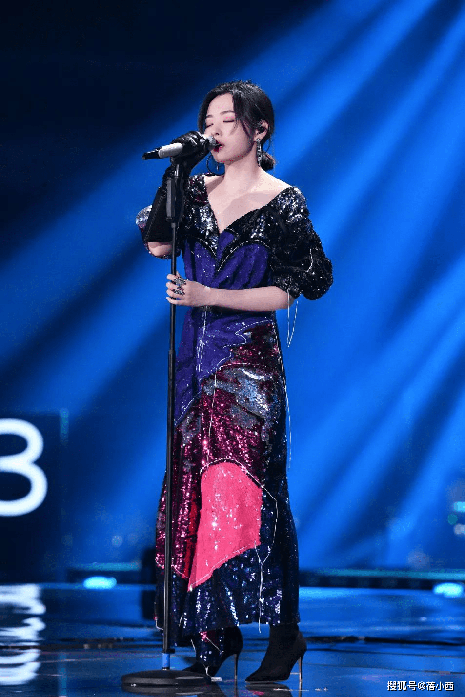 黑色 张靓颖“丝袜腿”细的不真实，配长裙美出新高度，像换了个人似的