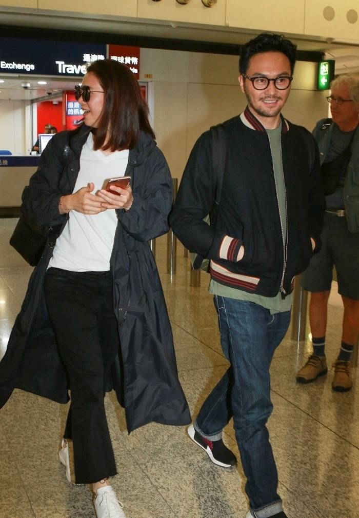 牛仔 袁咏仪携张智霖走机场,穿牛仔外套显瘦又显年轻,真不像是71年的