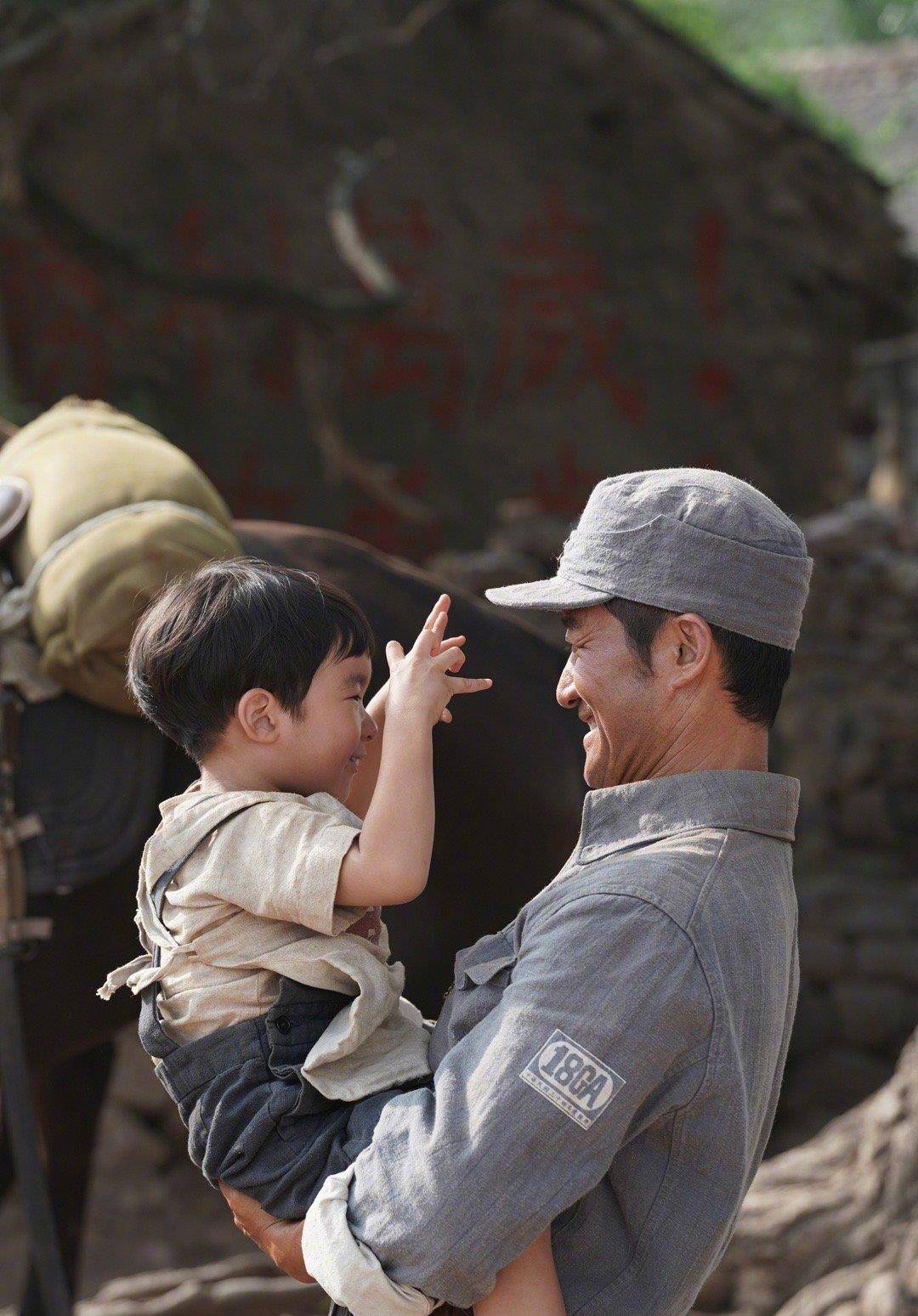 小孩|原来吴京的儿子也出演了《父辈》，要是谢楠没发文估计没人会发现