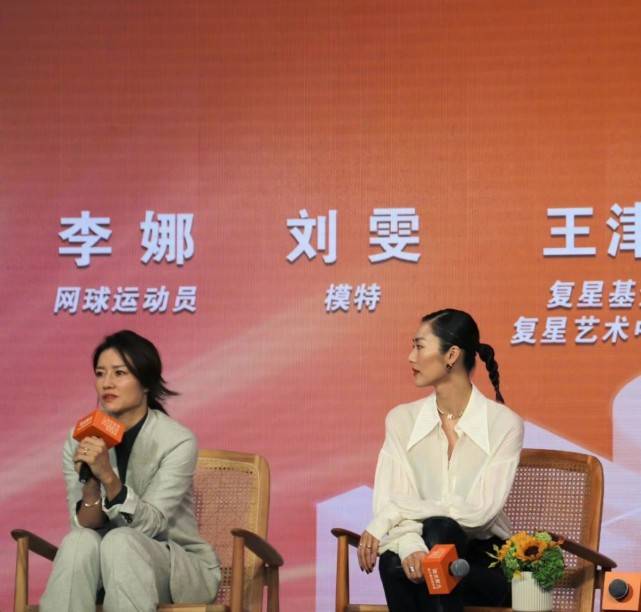 细节 明星把白衬衣又穿火了！三大女星的不同穿搭，让白衬衣“大变身”