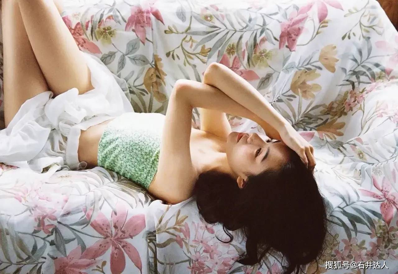 带着 复古港风的魅力就在于它的波浪短发，精致的容颜，清纯的风格