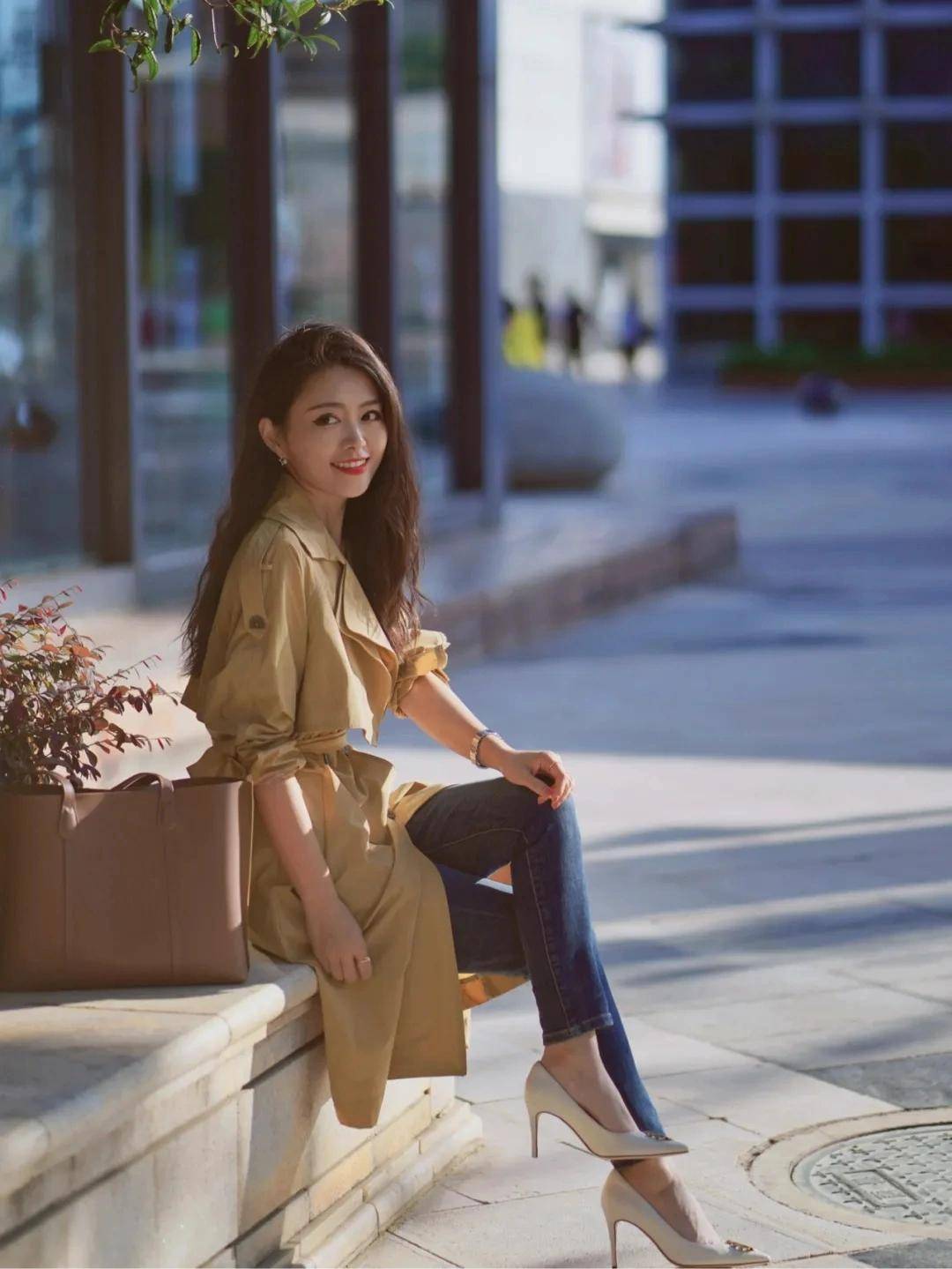 配饰 建议奔三奔四的女性多穿“风衣”，搭配牛仔裤、打底裤，简约高级