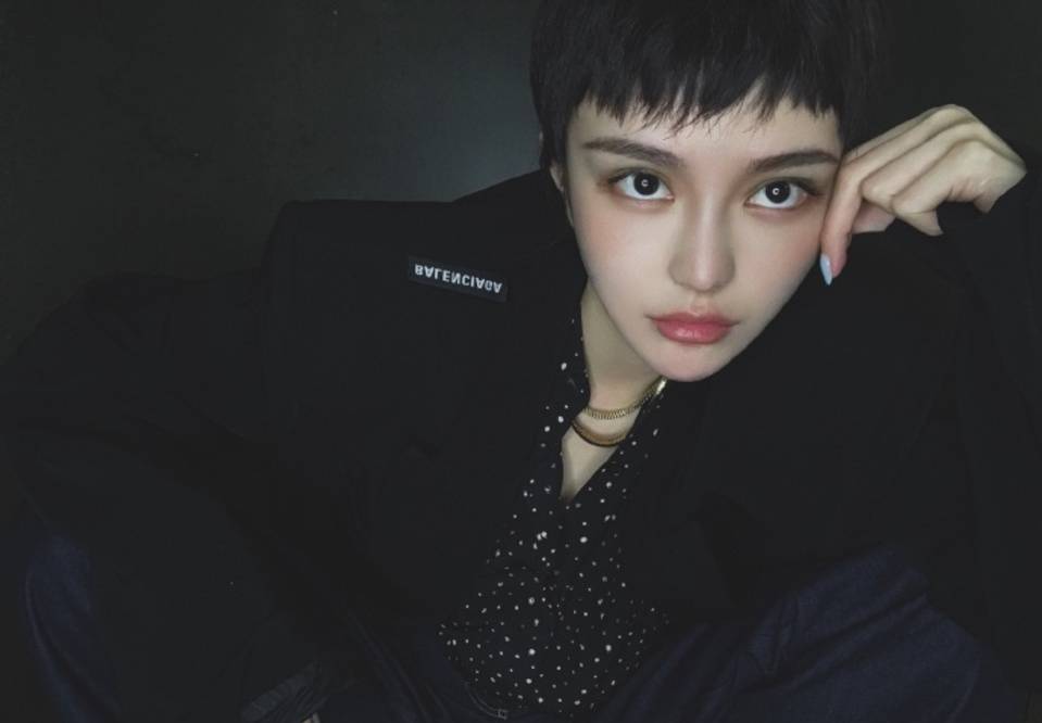 因为周扬青短发因失恋？不要被骗，为头发买天价险的女星不会轻易剪发2