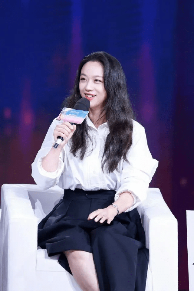 细节 明星把白衬衣又穿火了！三大女星的不同穿搭，让白衬衣“大变身”