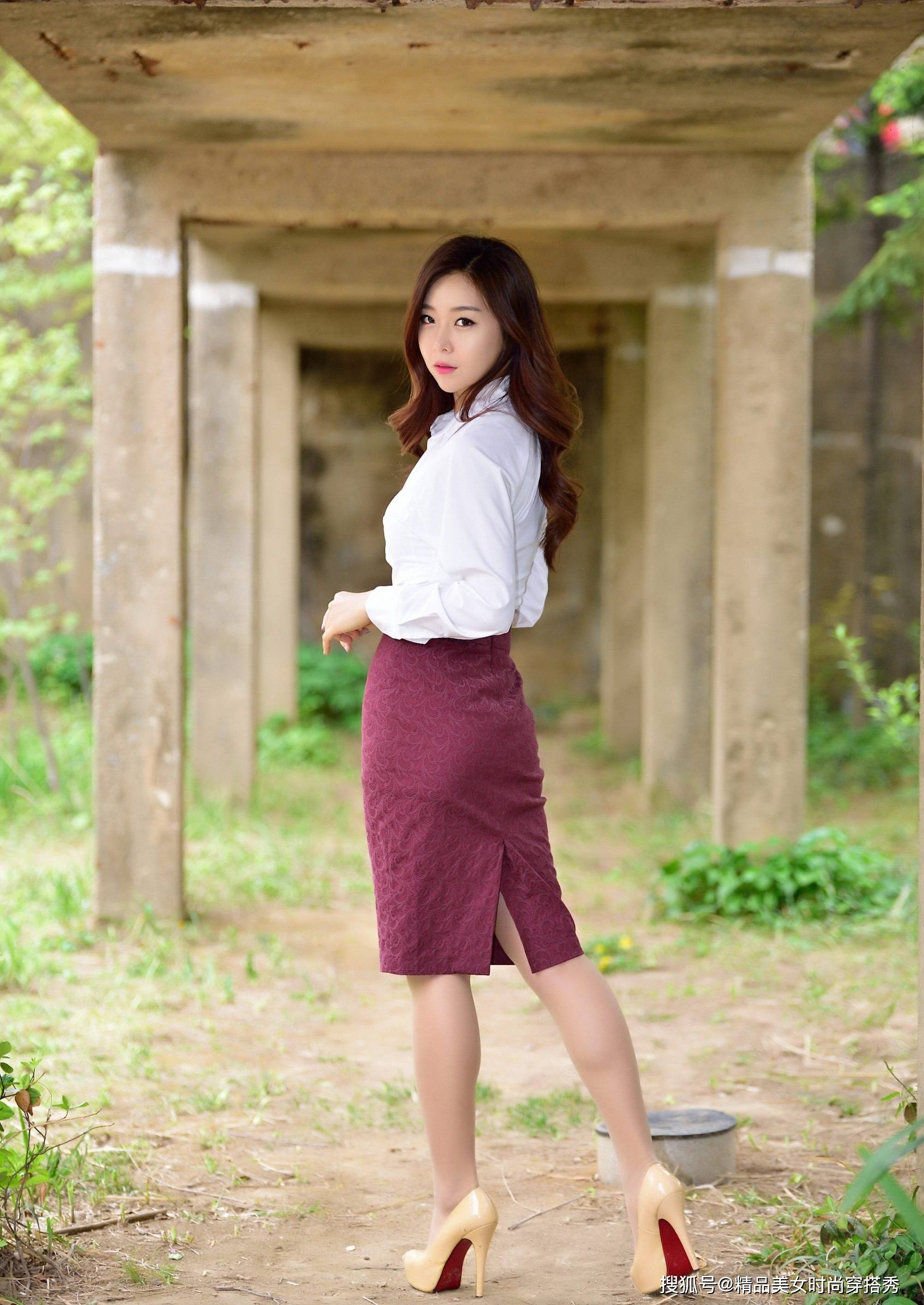 长度 白色衬衫搭配高腰的枣红色半身裙,时尚吸睛,走起路来优雅从容