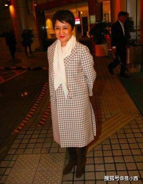 职场 赌王四太梁安琪终于不扮嫩，认真穿小香风连衣裙，气场很难被超越