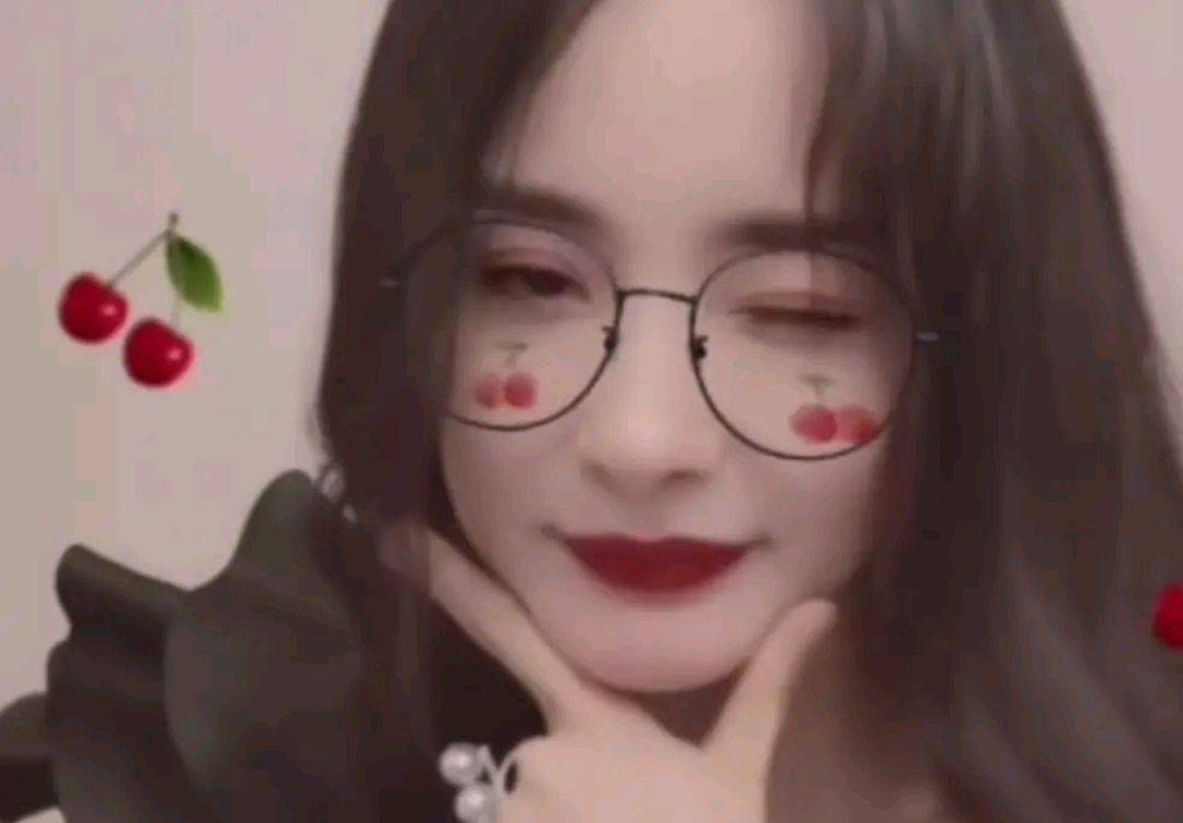 广告 杨颖的代言小视频看得让人无语，推荐马丁靴，结果全程都不看一眼