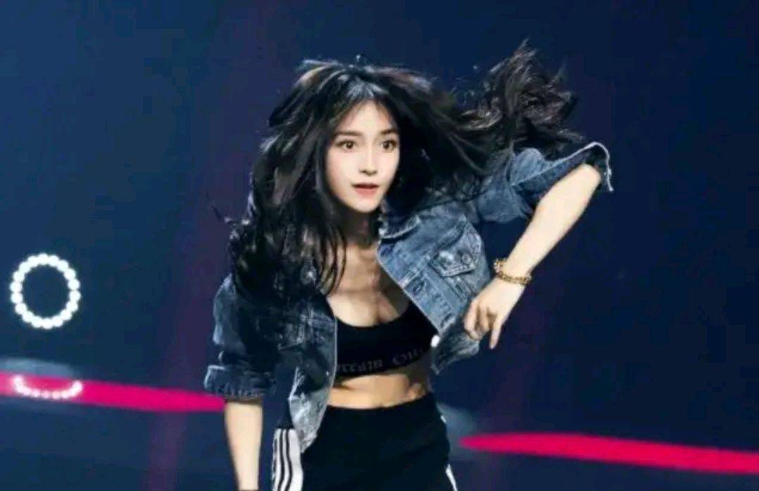 广告 杨颖的代言小视频看得让人无语，推荐马丁靴，结果全程都不看一眼