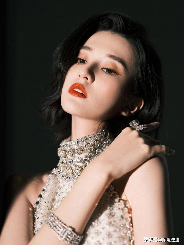 身材 乔欣有点“用力过猛”了，穿钉珠裙秀腿还不够，转过身效果更惊艳