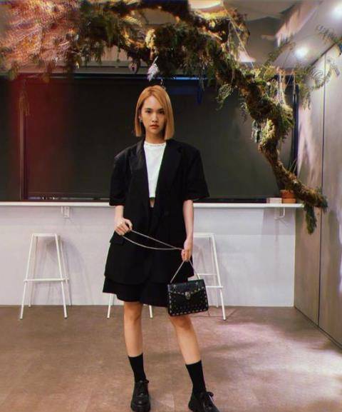 黑色 杨丞琳穿减龄休闲运动装,配一头褐色短发太少女了,不像已婚女人