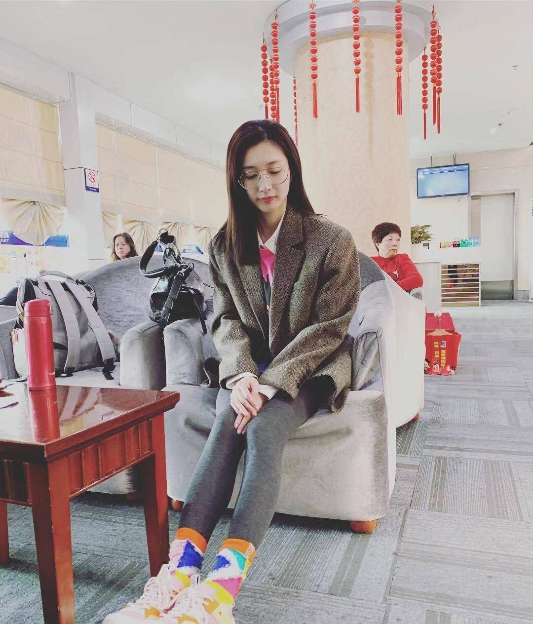 脚踝 春季不露脚踝也好看,江疏影用袜子包裤脚,不仅不土还很潮!