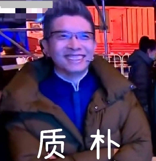 笑容高圆圆与朱广权同框直播，穿白色长裙笑容温婉，五官精致气质优雅