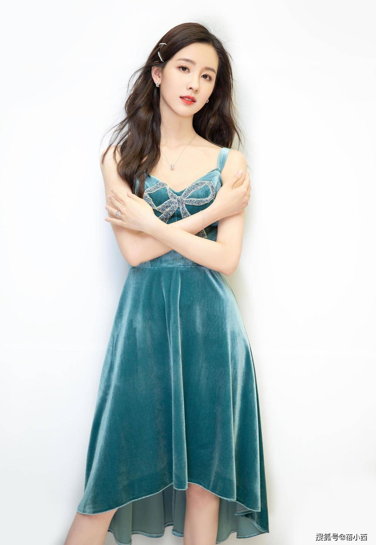 身材 陈都灵真不愧是“南航校花”，穿吊带鱼尾裙配长卷发，气质太惊艳