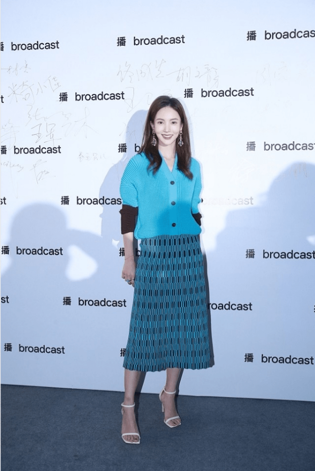 都能 金晨不咋适合穿宽松衣服，看着有点没撑起来，但蓝色是真挺显白的