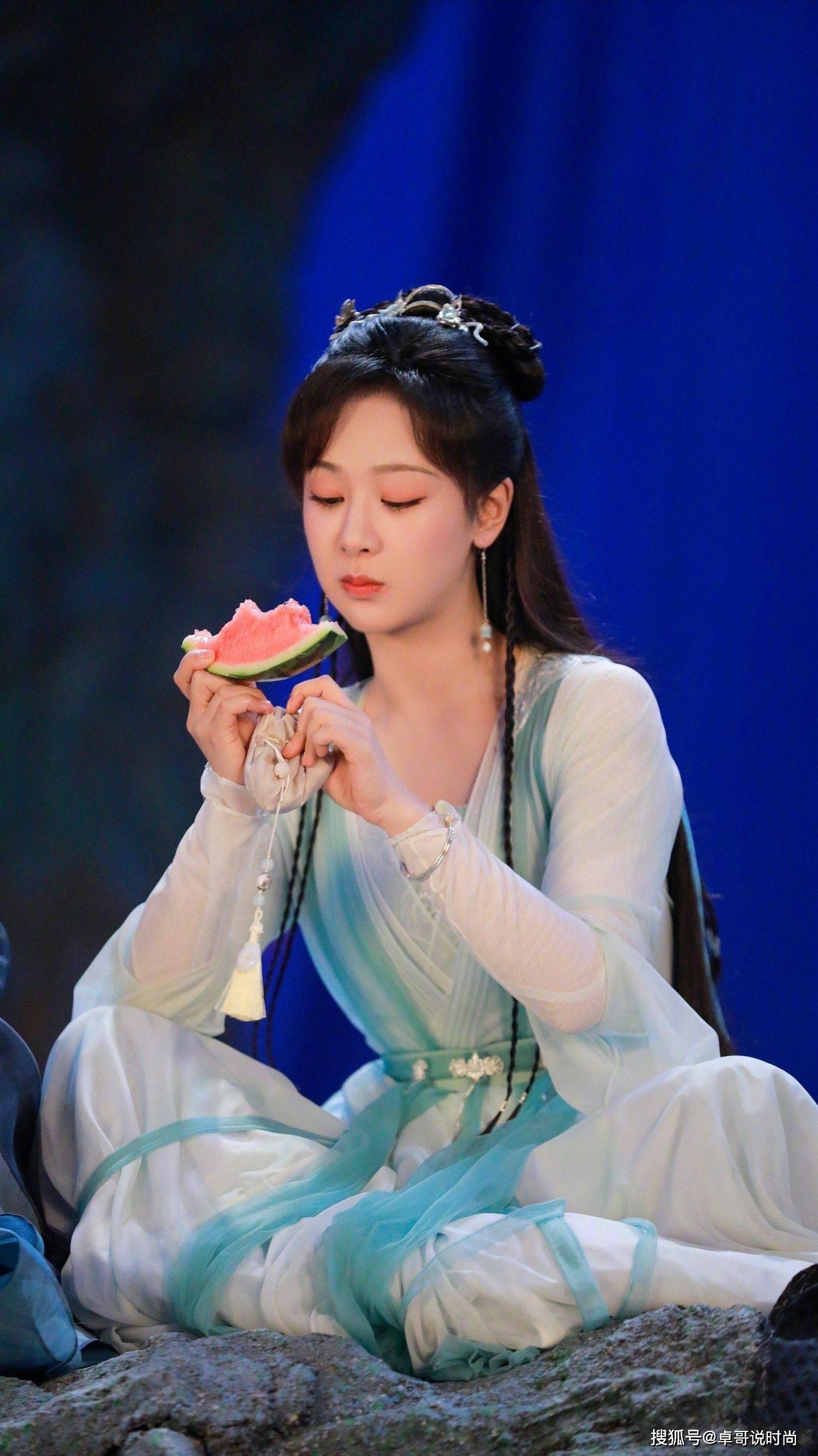 好身材 杨紫新戏杀青，穿蕾丝裙装风格大变样，空灵又唯美，尽显仙女气质