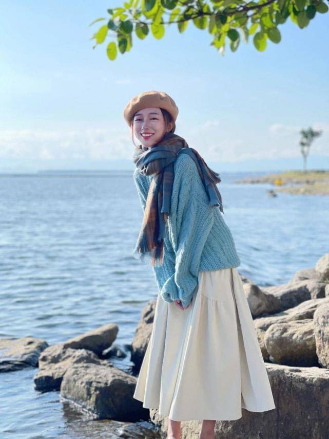 感觉 秋冬，一定少不了棉服，黄色棉服搭配白色直筒裤，保暖还时尚！
