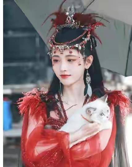 造型不够挂坠来凑 鞠婧祎古装标配 爱豆妆 挂坠 鸡毛也当发饰 嘉南