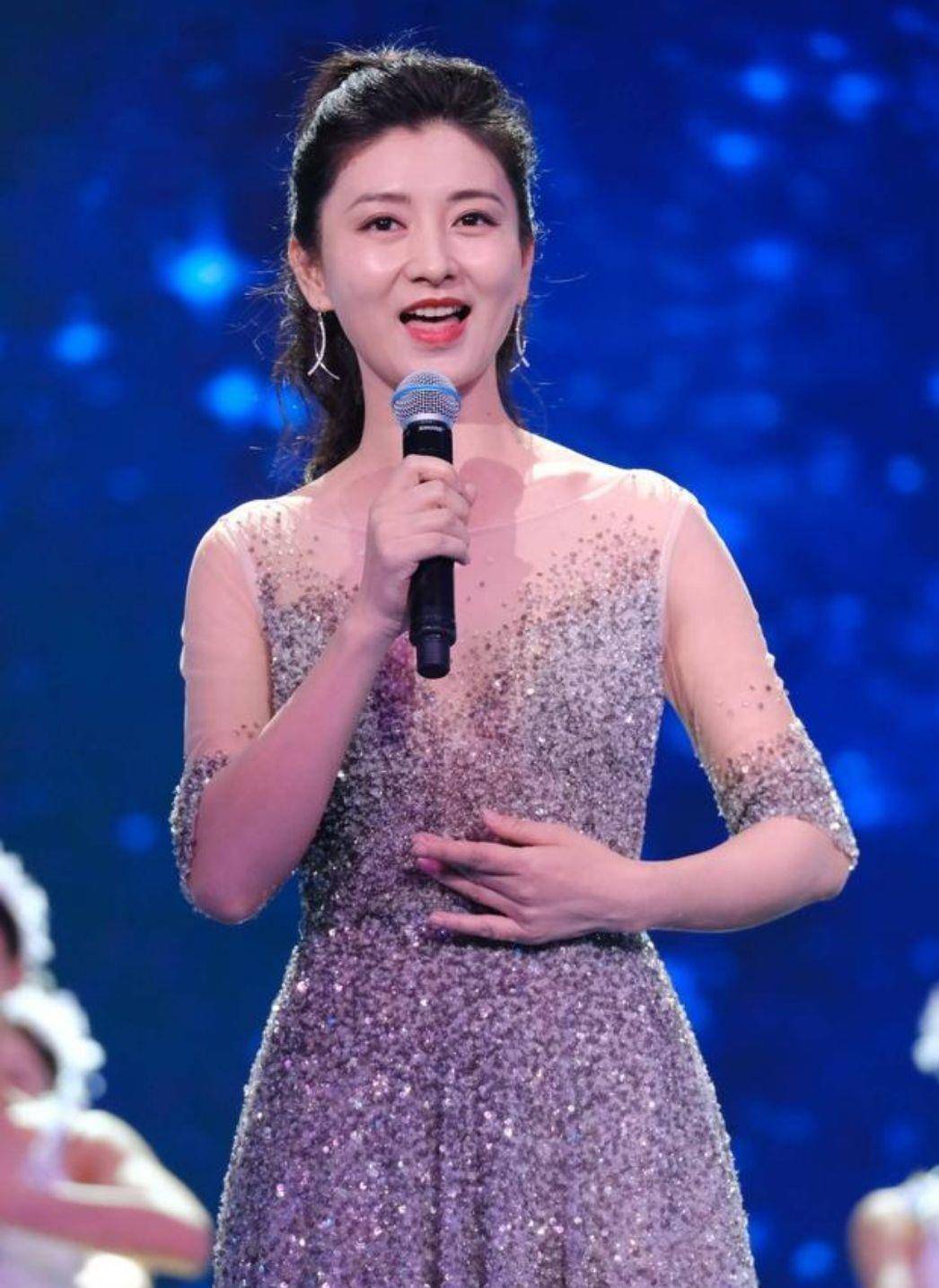 贵妇 沈眉庄斓曦穿亮片连衣裙亮相，尽显富态气质，跟豪门贵妇没区别