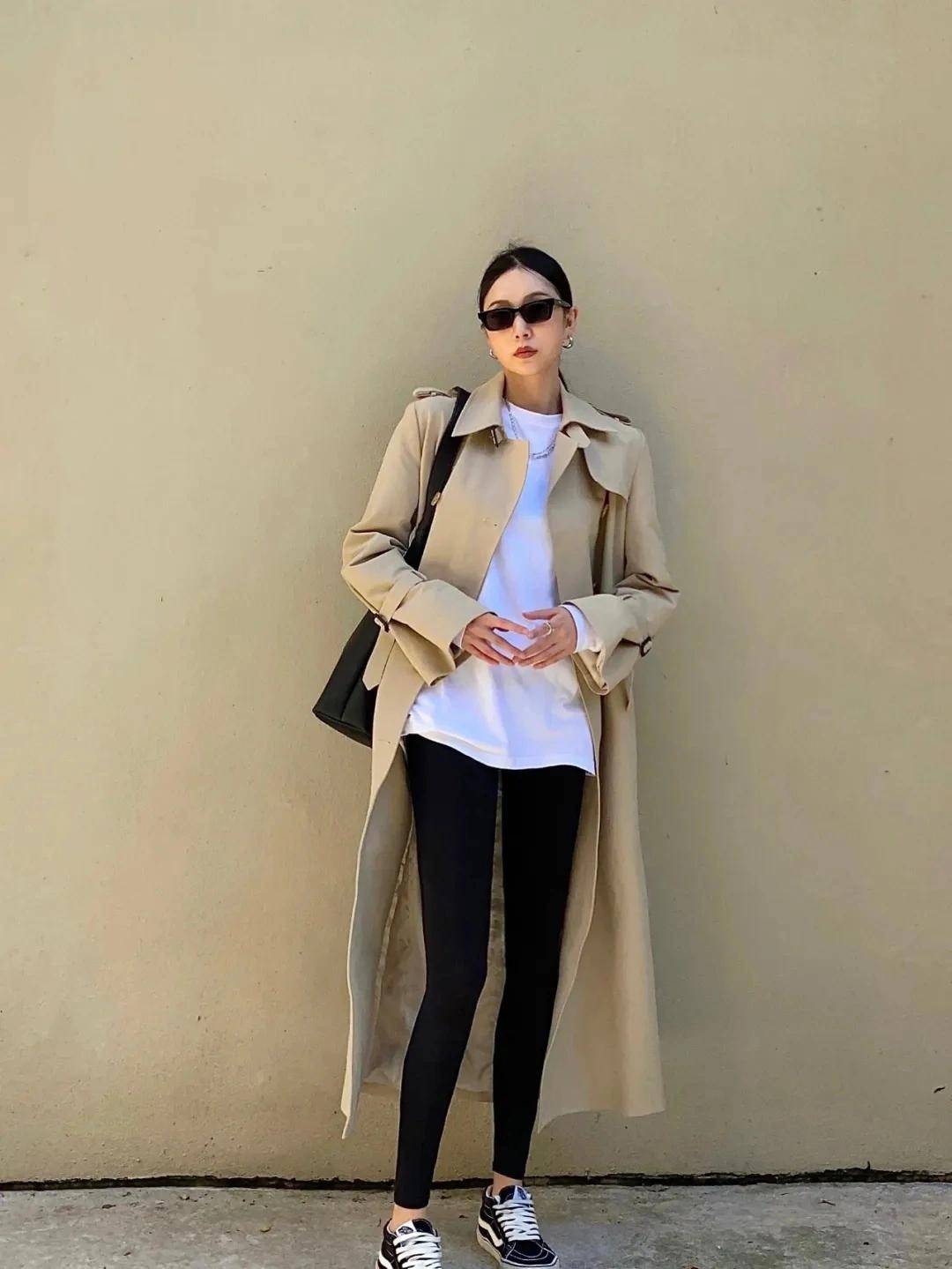 配饰 建议奔三奔四的女性多穿“风衣”，搭配牛仔裤、打底裤，简约高级