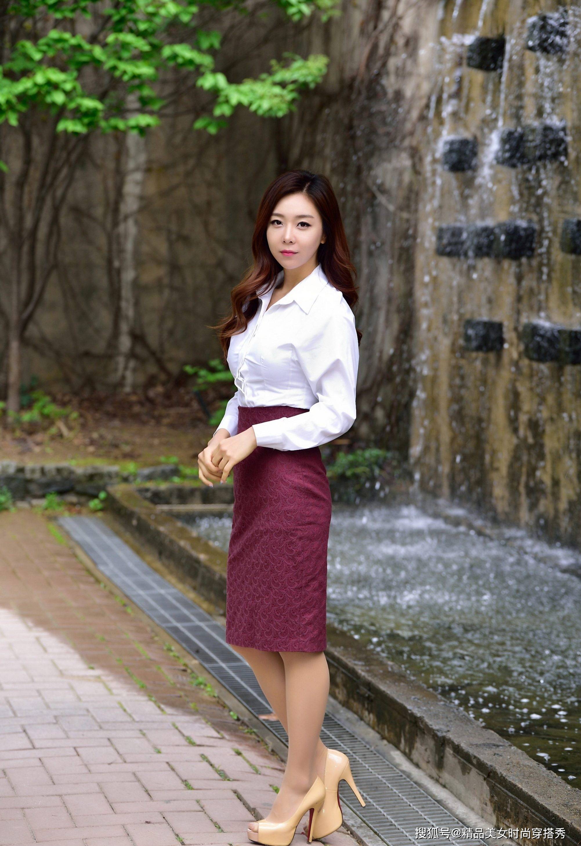 长度 白色衬衫搭配高腰的枣红色半身裙,时尚吸睛,走起路来优雅从容