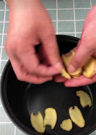 猪脚怎么弄孩子喜欢吃 bc72b86ade92484691688bd317112c35.jpeg