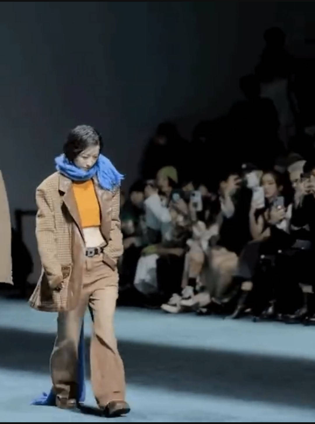 衣架子 周雨彤真的是衣架子吧？不是超模穿这么奇葩的服装居然还挺酷？