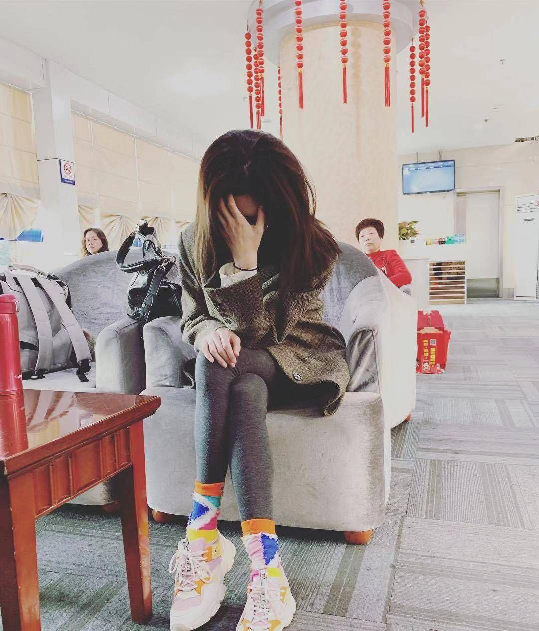 脚踝 春季不露脚踝也好看,江疏影用袜子包裤脚,不仅不土还很潮!