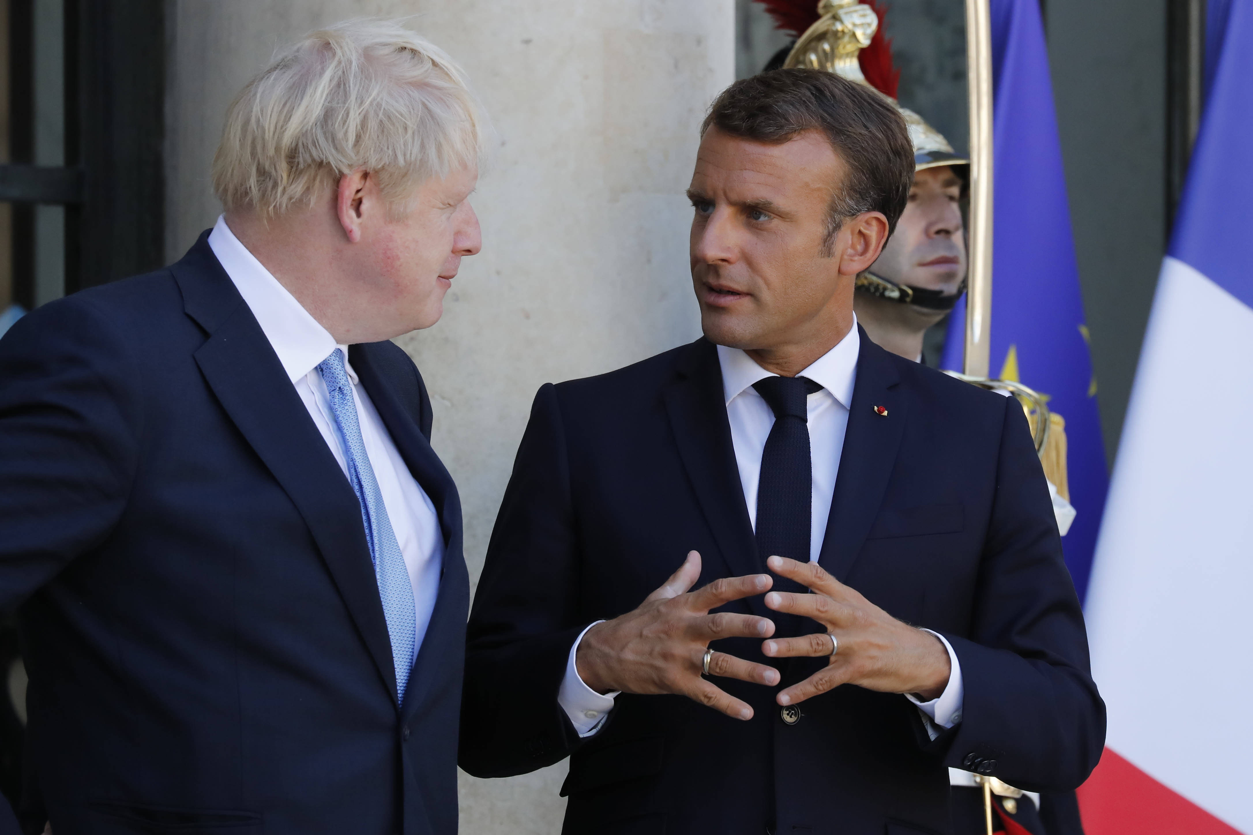 一天英国首相乔治和朋友 英国首相乔治随手关门
