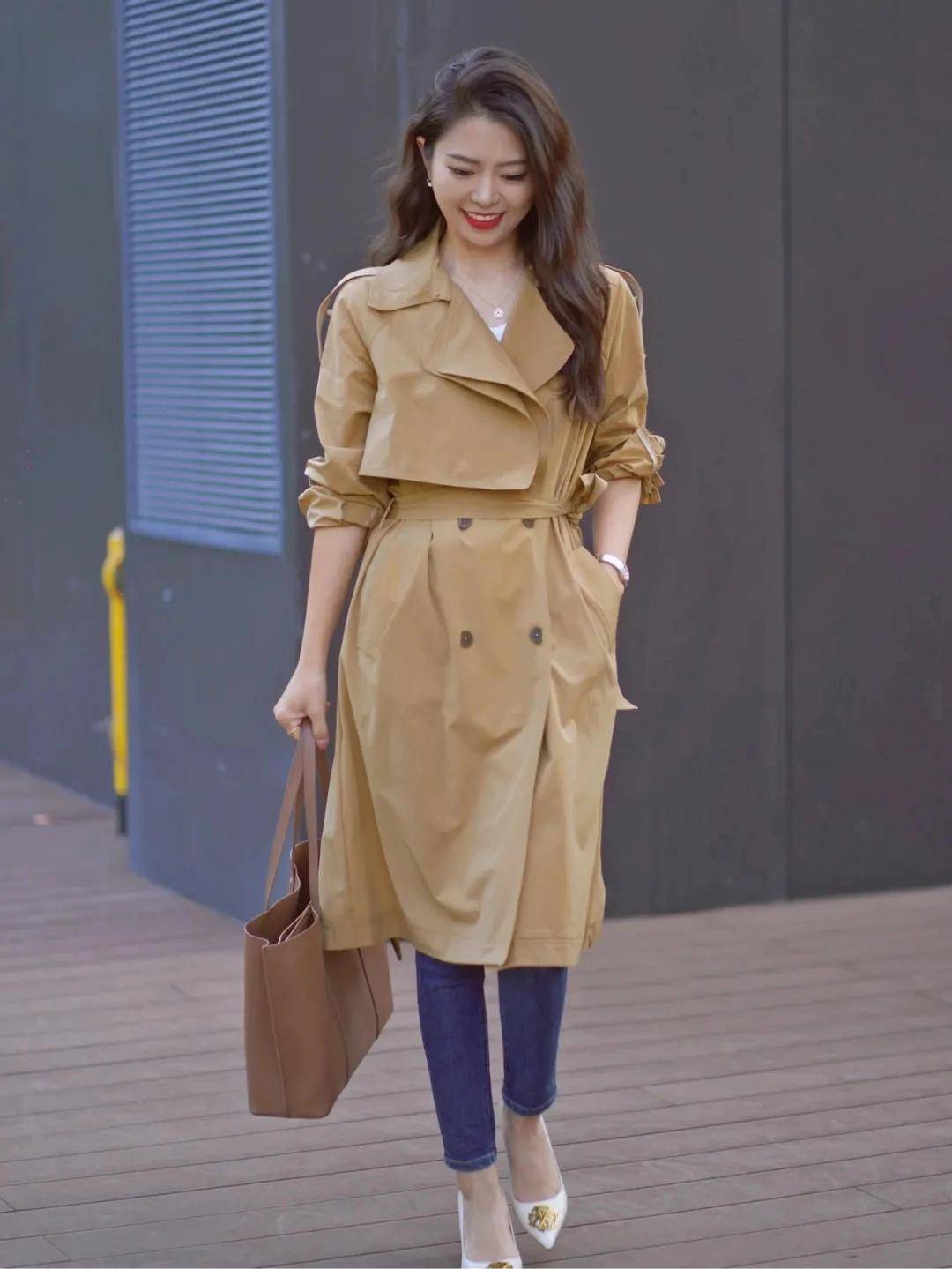 配饰 建议奔三奔四的女性多穿“风衣”，搭配牛仔裤、打底裤，简约高级