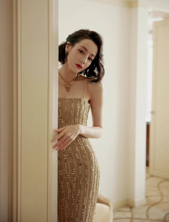 美貌 热巴生图都能拍出大片质感！穿吊带鎏金裙美貌开挂，牛奶肌超抢眼
