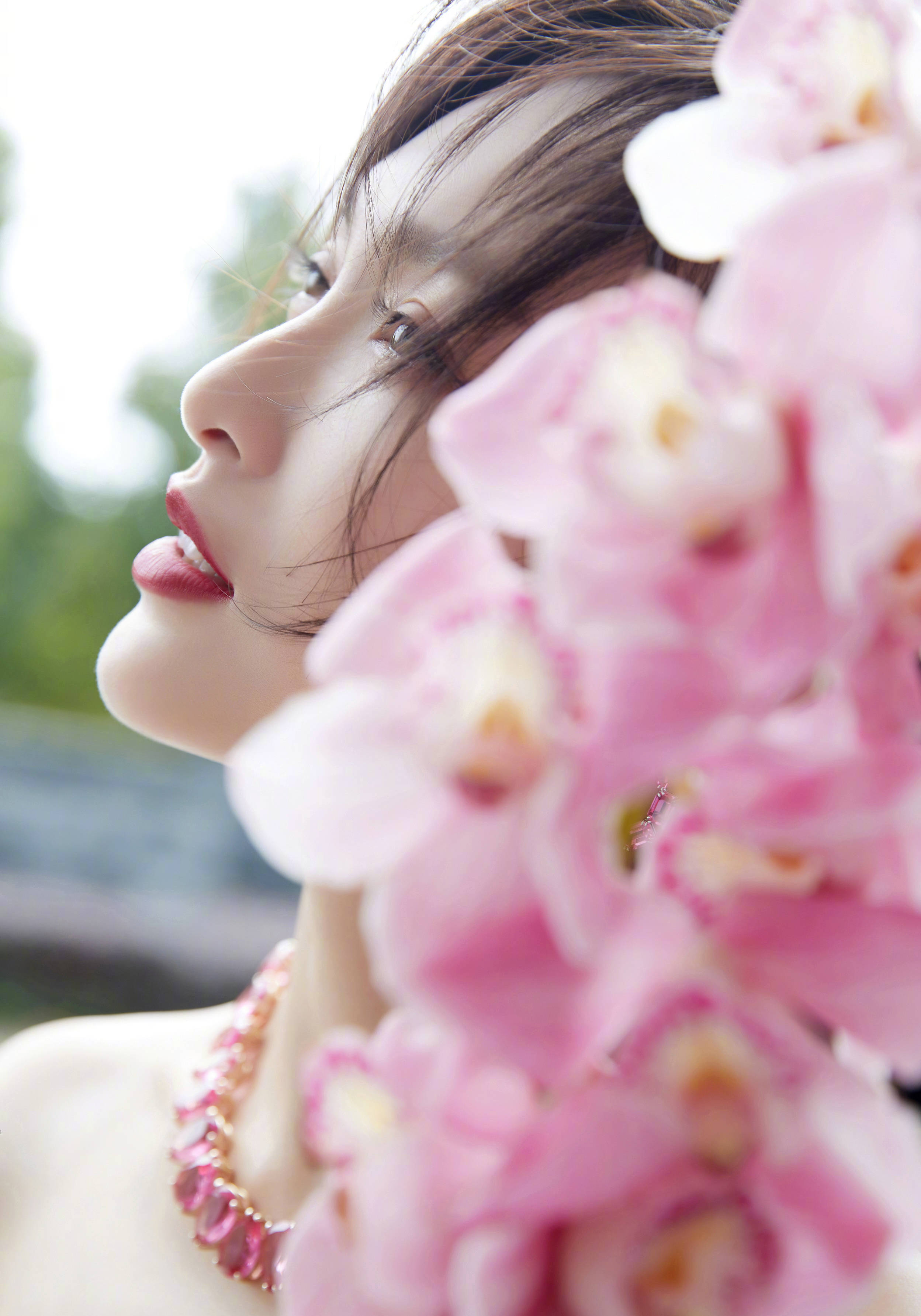 唐嫣粉红抹胸裙秀优越肩颈线 肤白貌美身材惹人羡