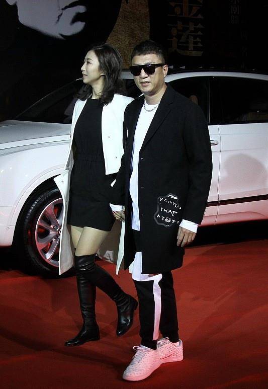 一字型 孙红雷老婆画上淡妆，穿小领口的服装，高级感也不输那英