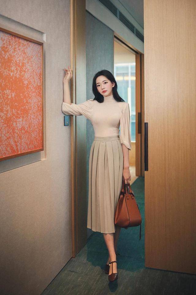 身后 百褶半身裙只要轻微地走动,就可以展现出独有的韵律