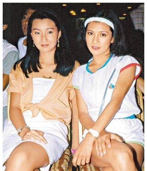 年代 时尚就是一个圈，翁美玲的造型告诉我们“再过30年，也不如她潮”