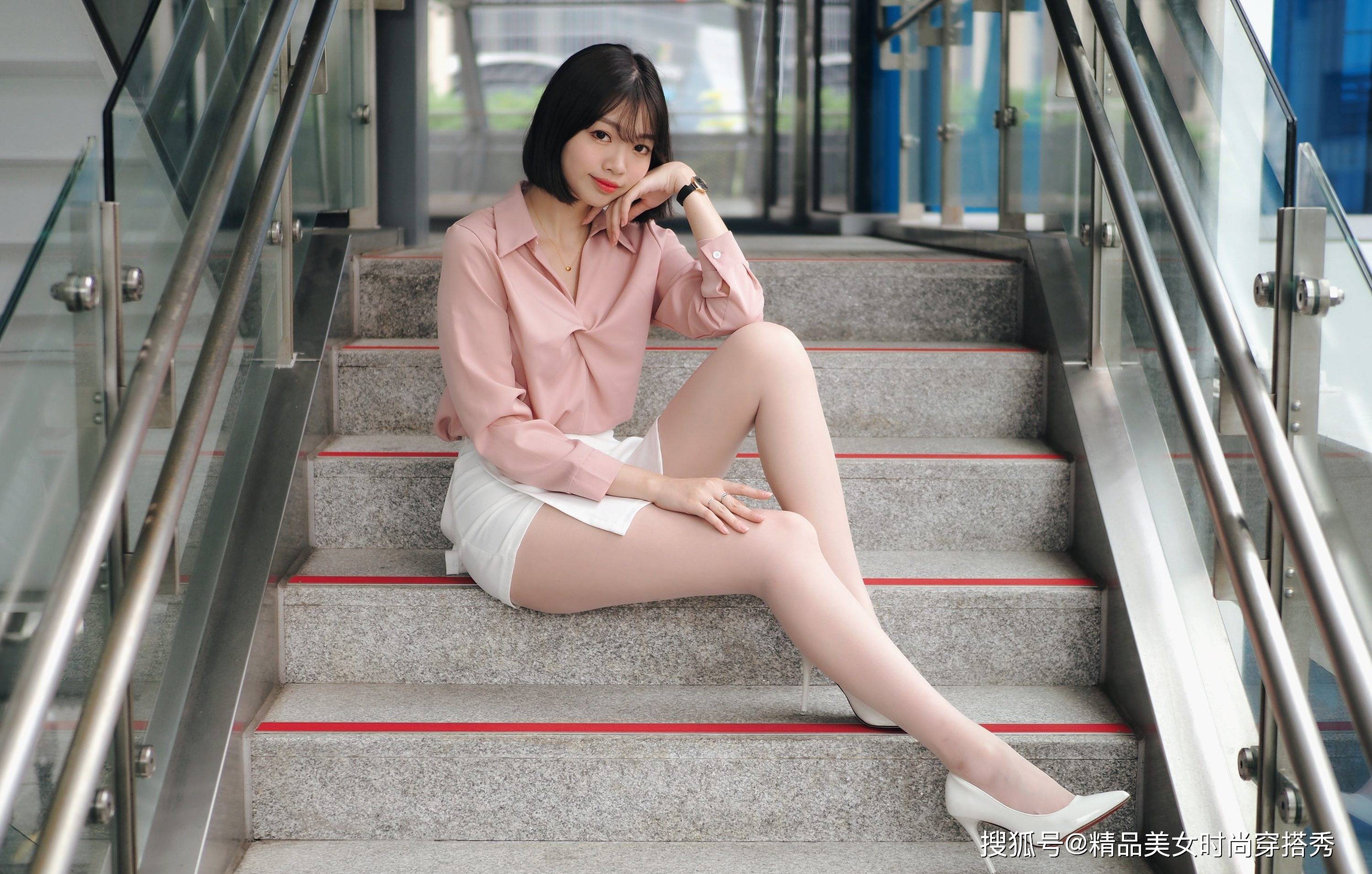 整体 粉色衬衫搭配白色短裤裙，让你的气质更出众