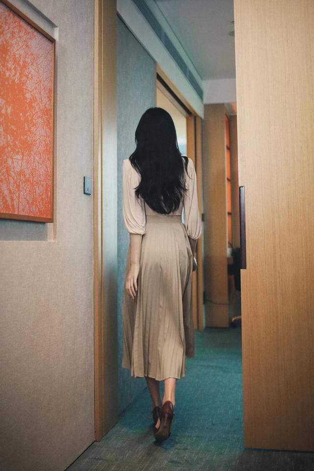 身后 百褶半身裙只要轻微地走动,就可以展现出独有的韵律