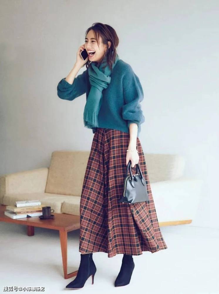 款型 毛衣+半裙,毛衣+烟管裤=今秋时髦搭配,可气质可温柔