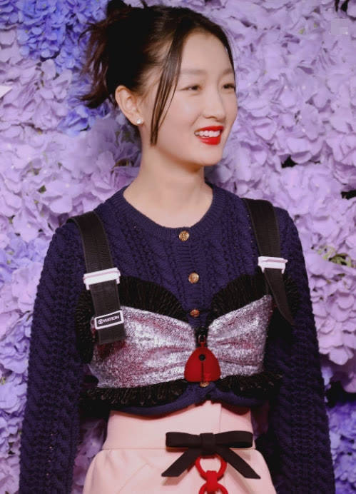 黑色 宋茜挑战网纱披肩搭抹胸裙，杨幂复古性感女郎救场，放弃压轴位置