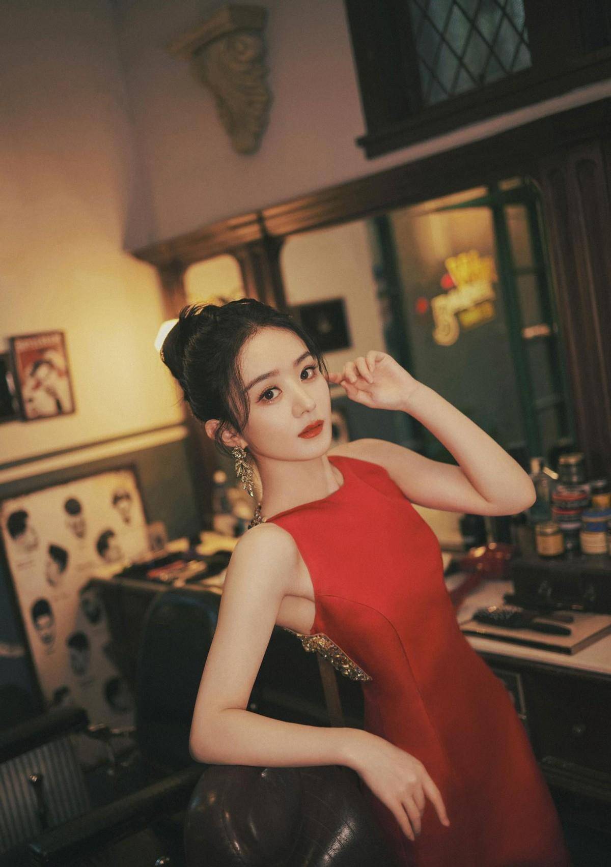 黑色 赵丽颖当了妈之后气质都变了,虽然长了张娃娃脸,但穿红裙好撩人