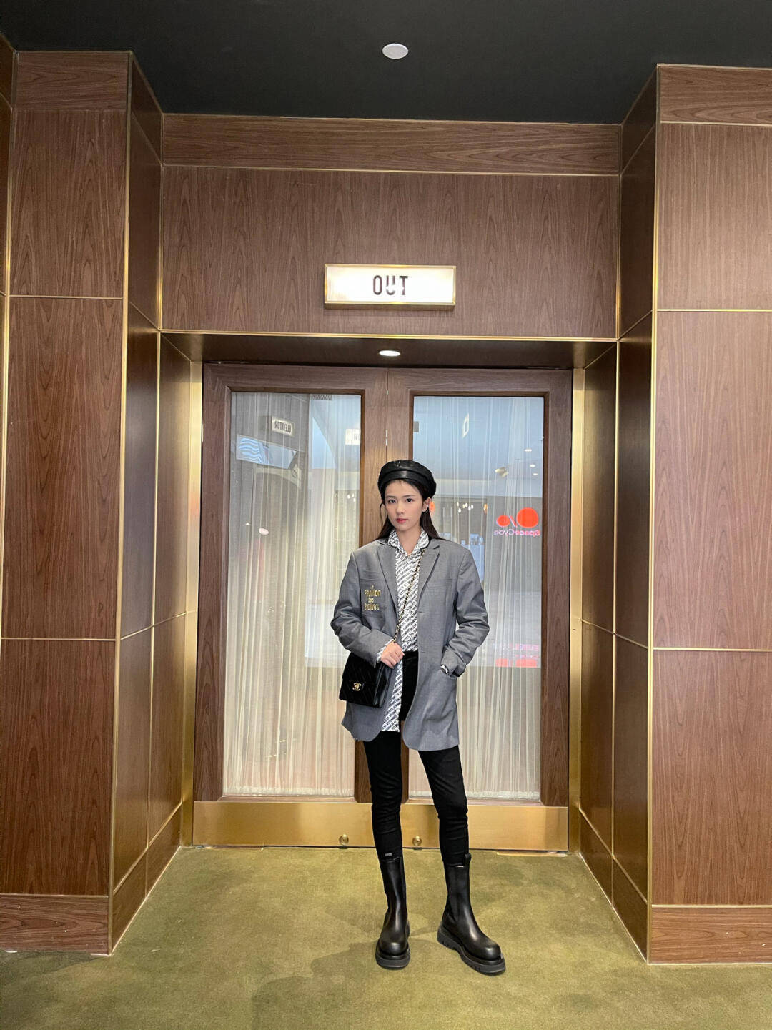 一生一世 白鹿堪称甜酷girl的穿搭模板，日常造型可盐可甜，私下更是配饰控