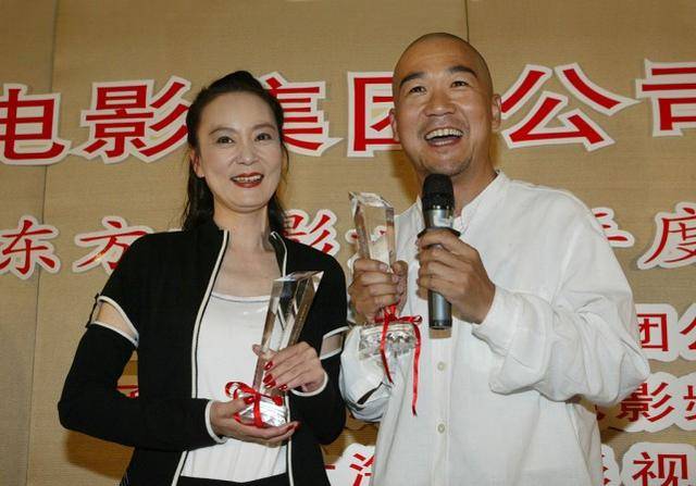 设计 “太后”刘雪华年轻时挺会穿，简约配色却有别样风情，气质真好