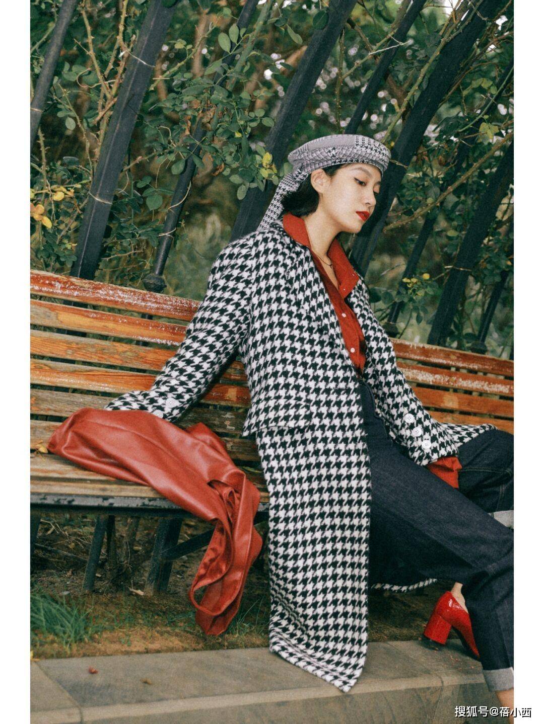 黑色 秋天穿衣色彩怎样搭配才时髦?穿搭公式“红+黑”,高级又洋气