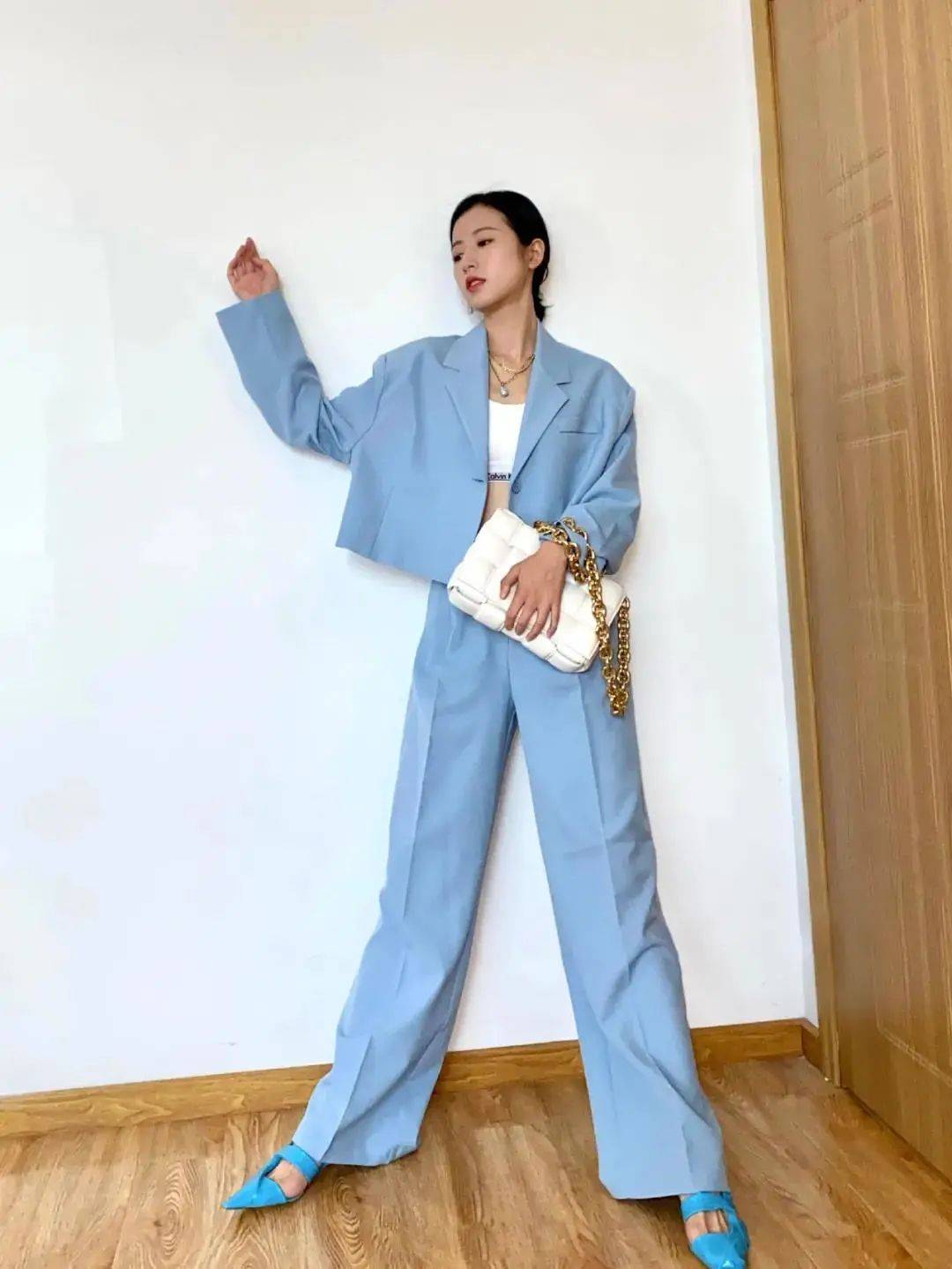 设计 关晓彤的身材一般人学不来，西服下全是美腿，宁波女孩：实在太养眼！