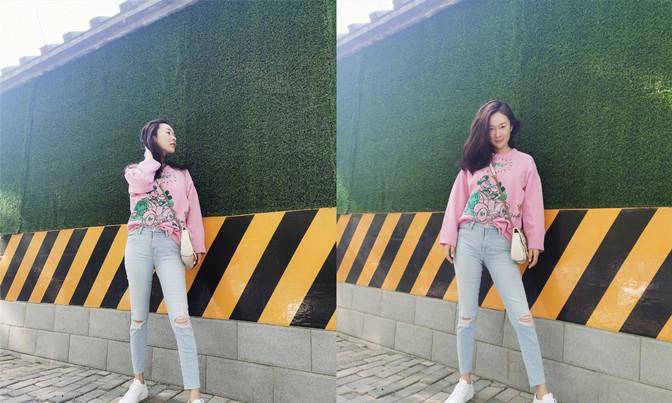 霍思燕 霍思燕海边遛狗被偷拍，穿外套拎上万包打扮似阔太，旺夫脸比老公大