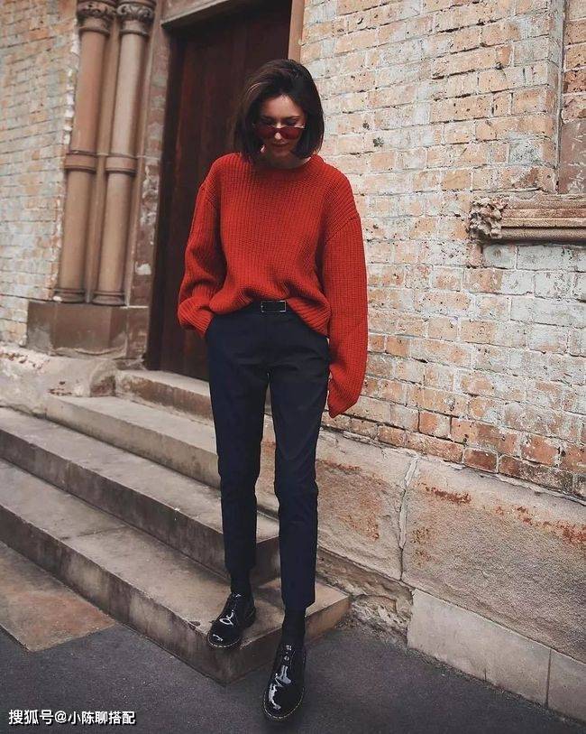 款型 毛衣+半裙,毛衣+烟管裤=今秋时髦搭配,可气质可温柔