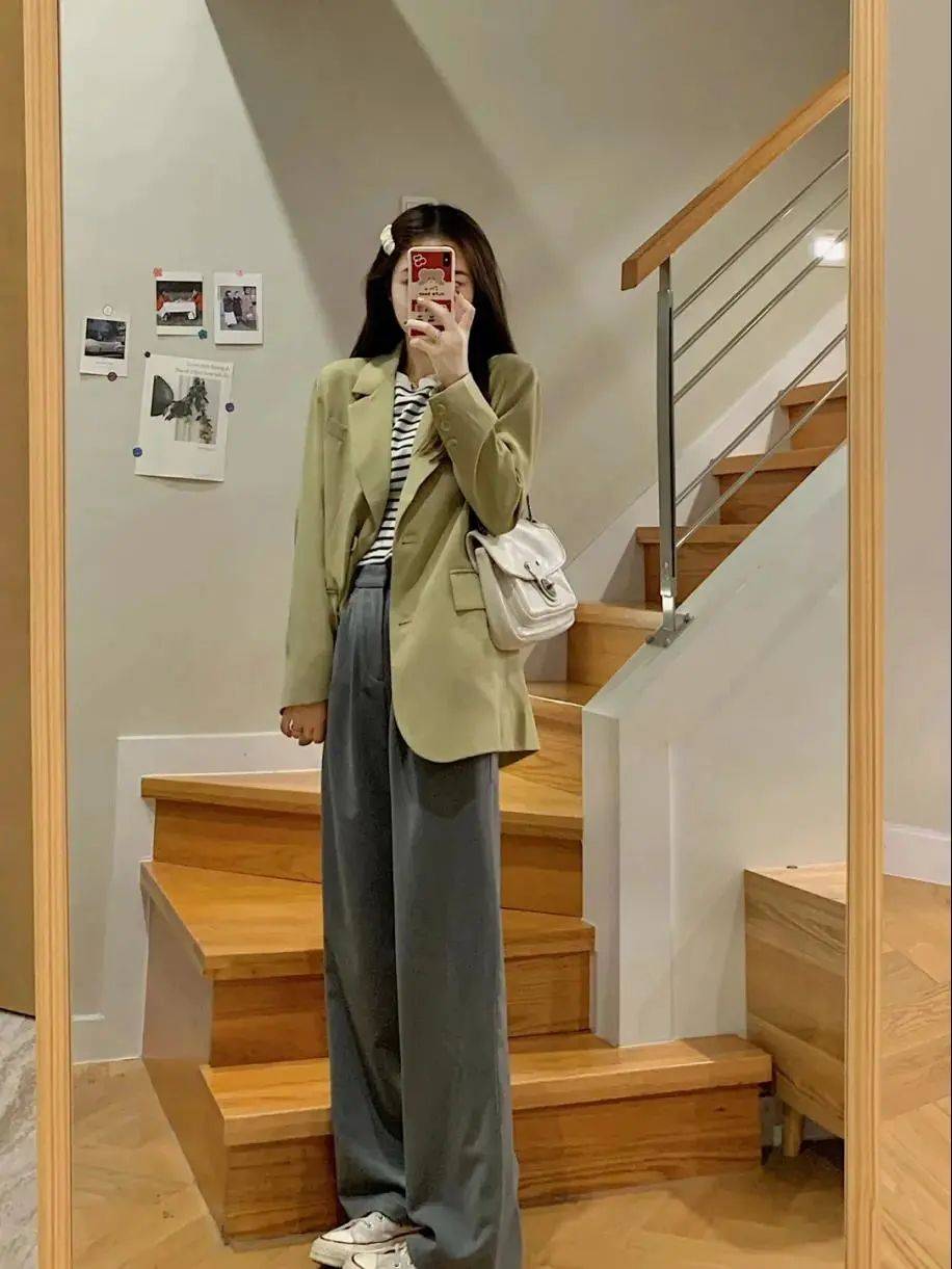 设计 关晓彤的身材一般人学不来，西服下全是美腿，宁波女孩：实在太养眼！